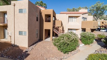casas lindas outside view with nice well kept pathway and pretty bushes throughout
